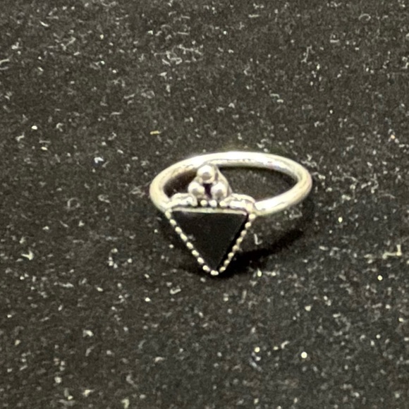 Triangle stone ring - Picture 3 of 6